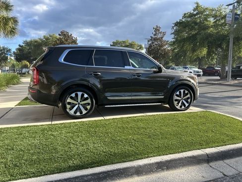 Used 2022 Kia Telluride EX w/ EX Premium Package FWD image 4