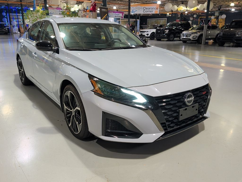Used 2023 Nissan Altima 2.5 SR FWD image 5