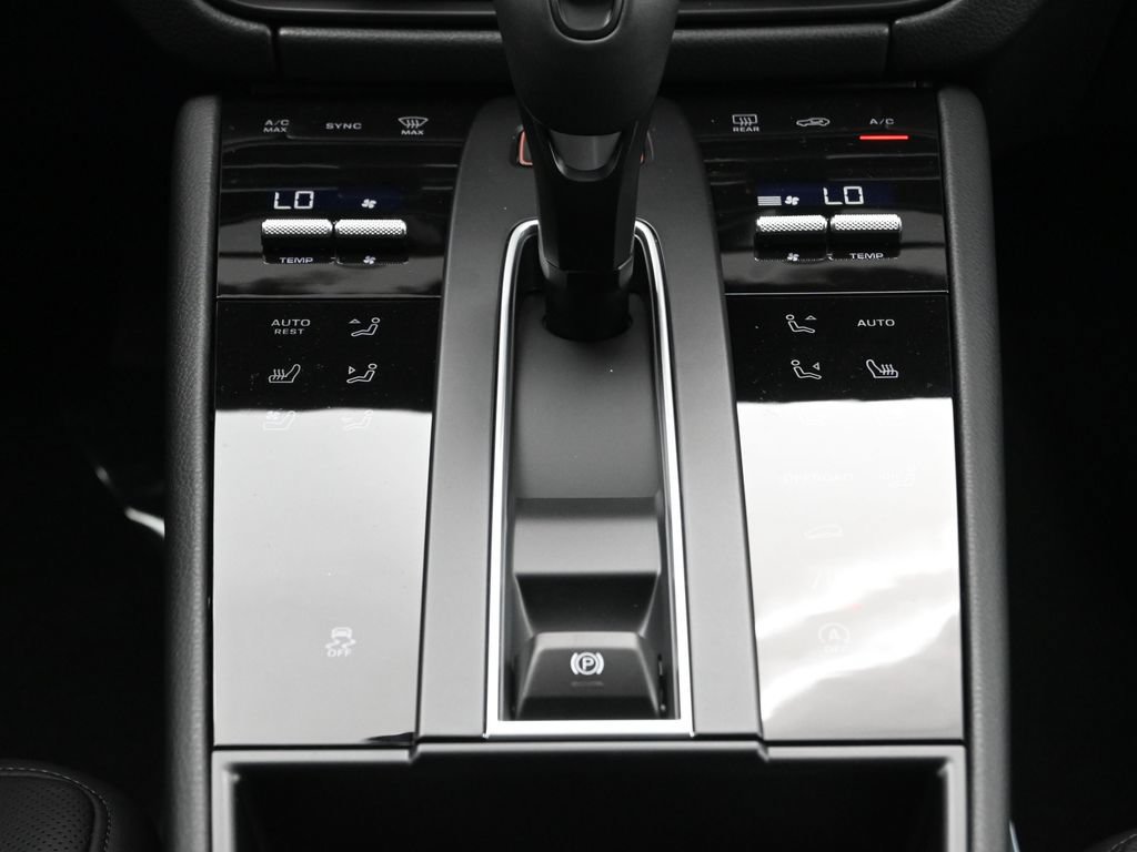 Certified 2026 Porsche Macan AWD/4WD image 24