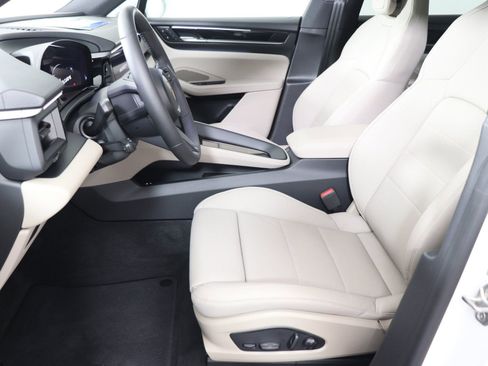 Used 2025 Porsche Macan 4S Electric image 5