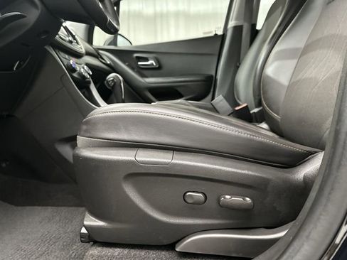 Used 2022 Chevrolet Trax LT w/ LT Convenience Package image 17