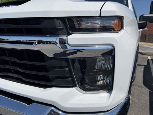 Used 2025 Chevrolet Silverado 2500 LT w/ Convenience Package AWD/4WD image 8