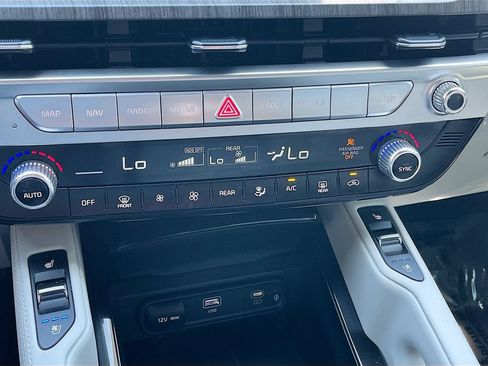 Used 2024 Kia Telluride EX w/ EX Captain's Chair Package AWD/4WD image 16