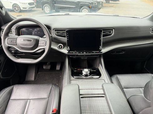 Used 2024 Jeep Wagoneer L Series II RWD image 15