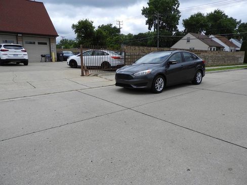 Used 2017 Ford Focus SE FWD image 5