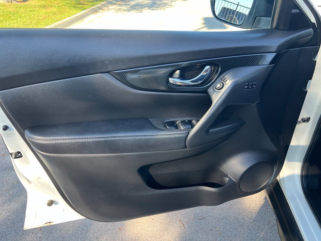 Used 2017 Nissan Rogue SL w/ SL Premium Package AWD/4WD image 16