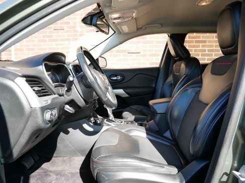 Used 2018 Jeep Cherokee Trailhawk w/ Cold Weather Group image 6