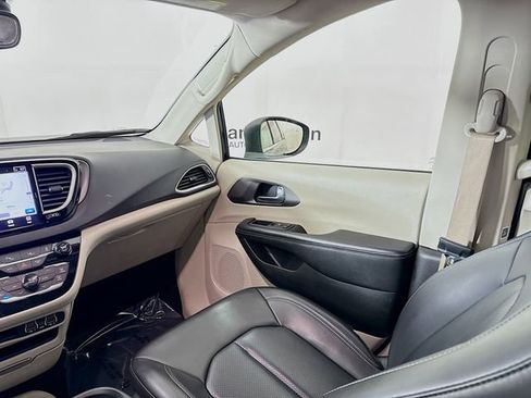Used 2023 Chrysler Pacifica Touring-L image 22