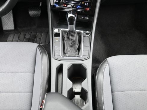 Used 2026 Volkswagen Jetta SE FWD image 18
