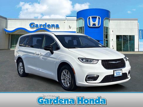 Used 2024 Chrysler Pacifica Touring FWD image 1