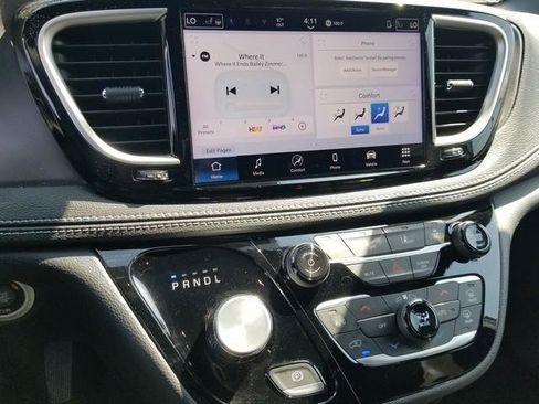 Used 2025 Chrysler Pacifica Select FWD image 19