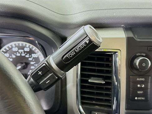 Certified 2019 Nissan Titan SV w/ SV Convenience Package image 11