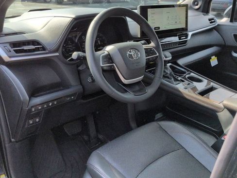 Used 2026 Toyota Sienna Platinum AWD/4WD image 9