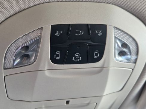 Used 2024 Chrysler Pacifica Touring-L FWD image 11