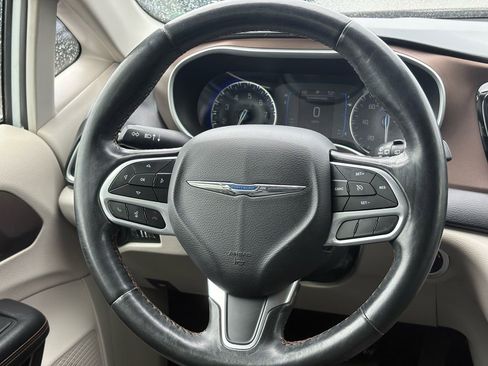Used 2019 Chrysler Pacifica Touring-L FWD image 20