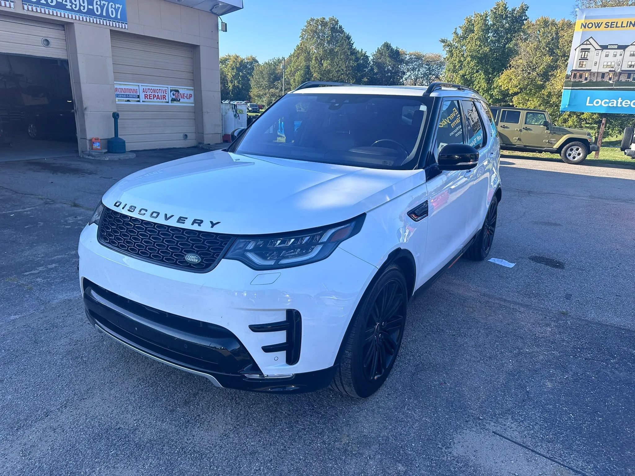 Used 2018 Land Rover Discovery HSE Luxury AWD/4WD image 2