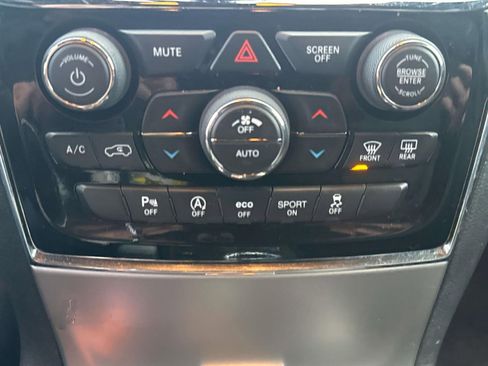 Used 2019 Jeep Grand Cherokee Limited w/ Trailer Tow Group IV image 17