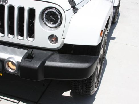 Used 2016 Jeep Wrangler Sahara w/ Dual Top Group AWD/4WD image 21