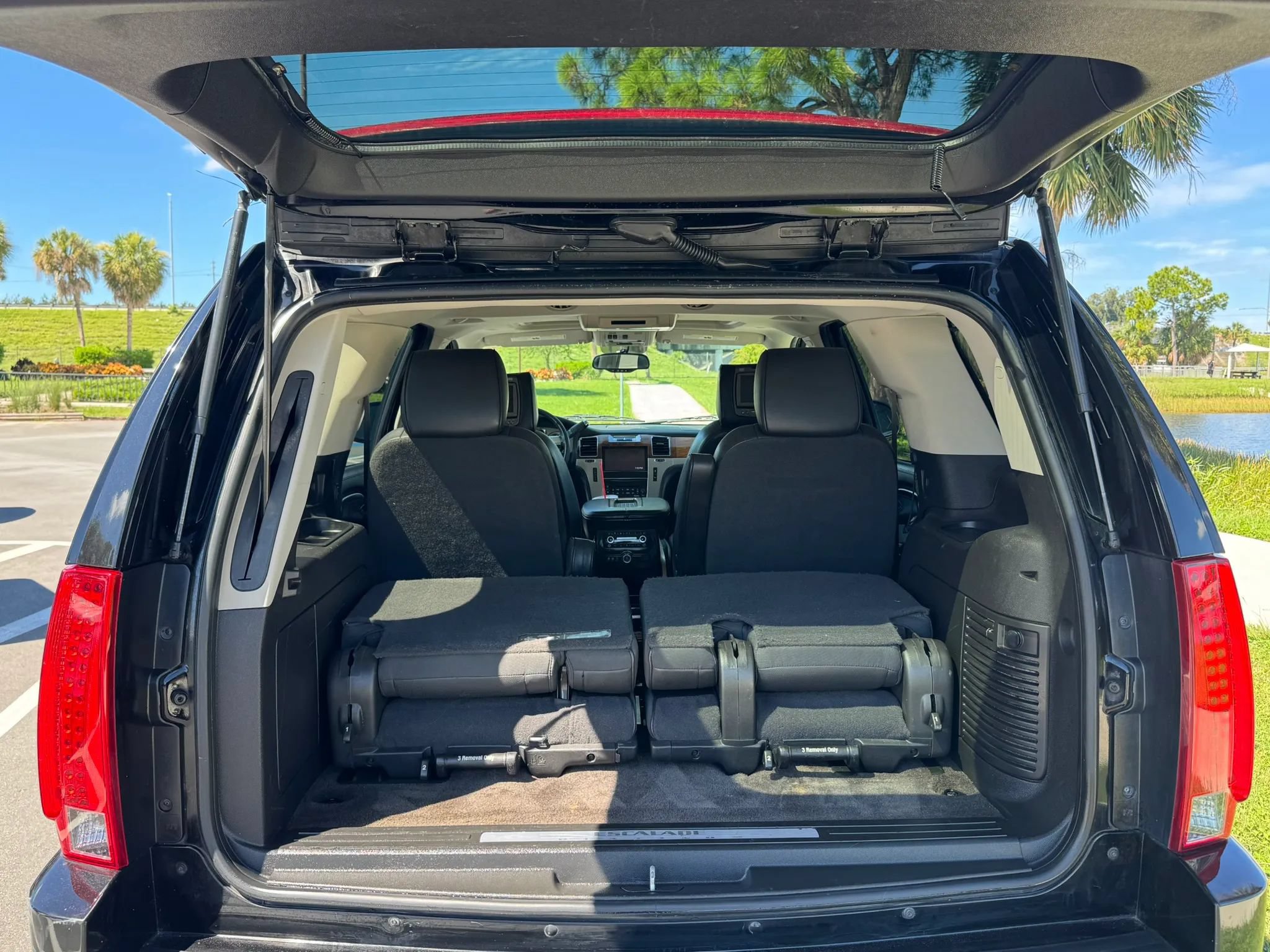 Used 2012 Cadillac Escalade Platinum RWD image 16