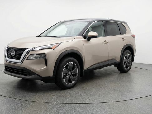 Used 2025 Nissan Rogue SV image 3