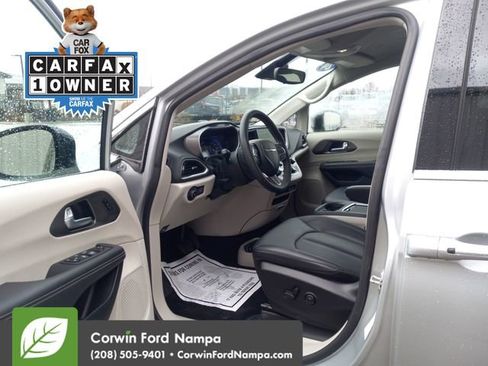 Used 2024 Chrysler Pacifica Touring-L image 9