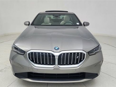 Used 2025 BMW i5 xDrive40 image 2