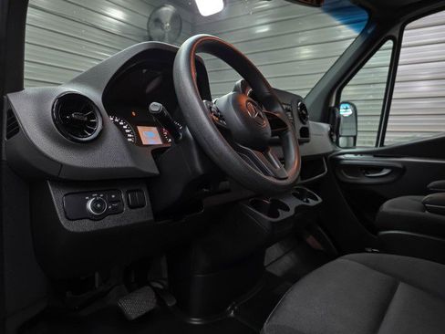 Used 2022 Mercedes-Benz Sprinter 2500 image 14