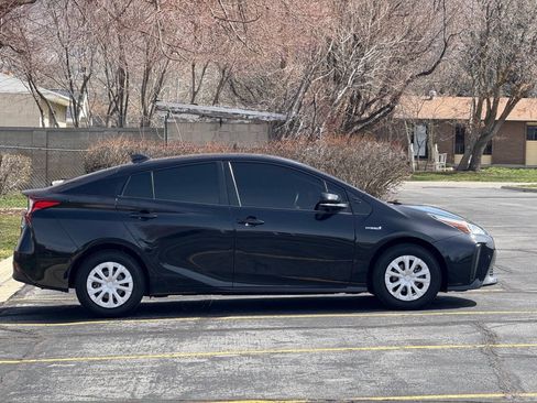 Used 2022 Toyota Prius LE FWD image 4