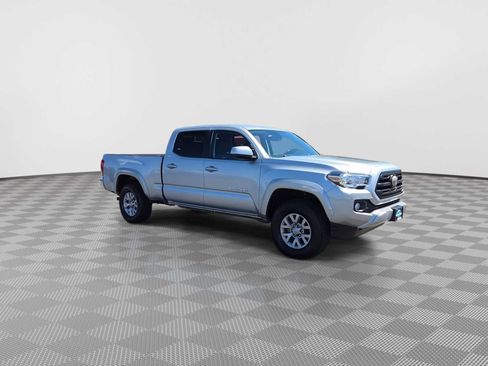 Used 2018 Toyota Tacoma SR5 AWD/4WD image 2