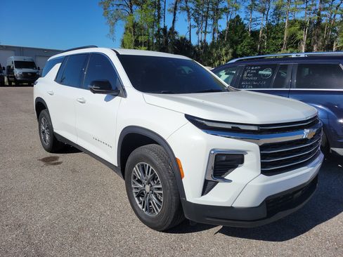 Used 2024 Chevrolet Traverse LT FWD image 2