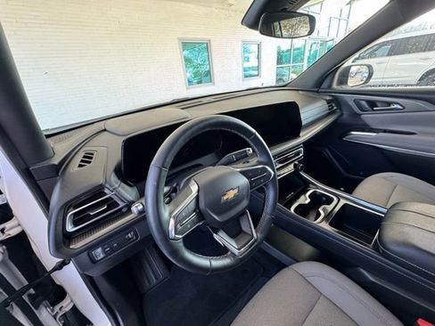 Used 2025 Chevrolet Traverse LT image 13