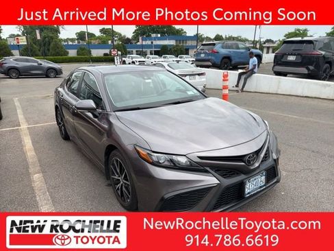 Used 2023 Toyota Camry SE w/ Cold Weather Package AWD/4WD image 1