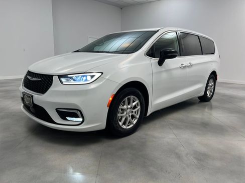 Used 2024 Chrysler Pacifica Touring-L image 3