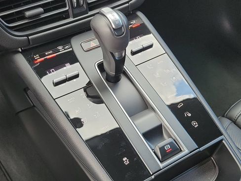 Certified 2025 Porsche Macan AWD/4WD image 34
