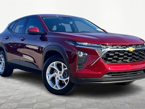 Used 2025 Chevrolet Trax LS w/ LS Convenience Package image 12