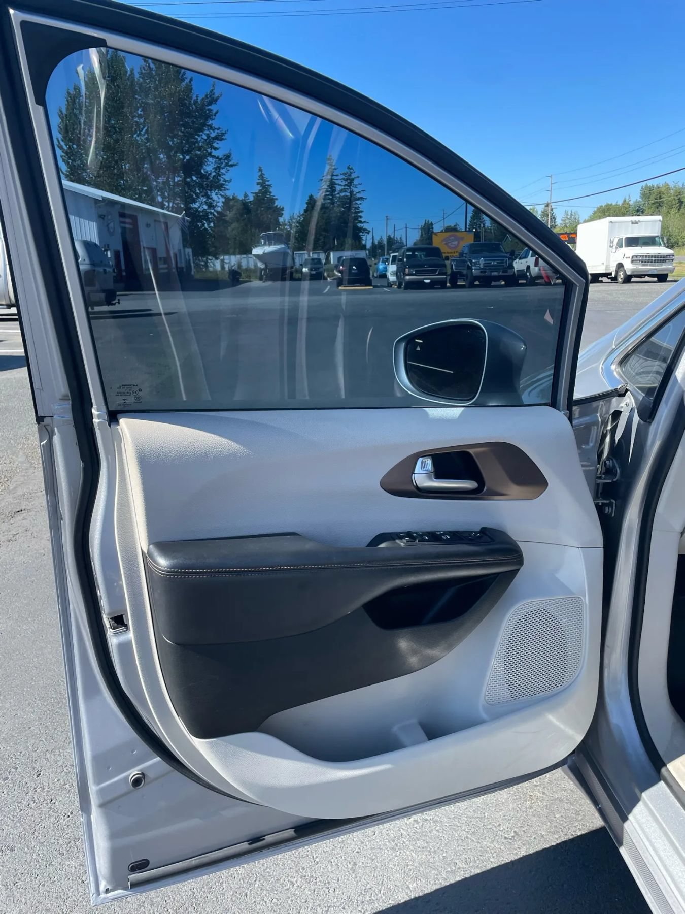 Used 2017 Chrysler Pacifica Touring-L FWD image 8