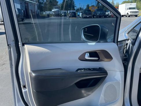 Used 2017 Chrysler Pacifica Touring-L FWD image 8