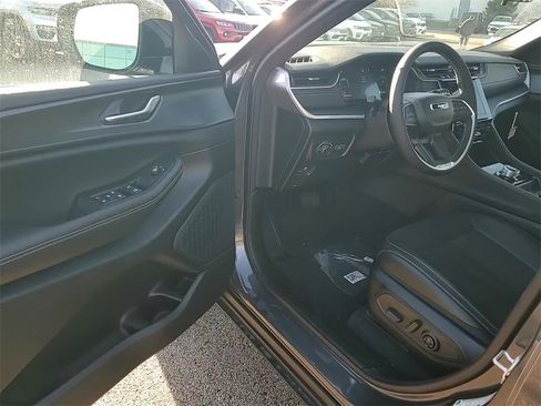 New 2025 Jeep Grand Cherokee Altitude image 9