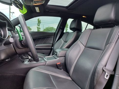 Used 2017 Dodge Charger R/T w/ Plus Group RWD image 9