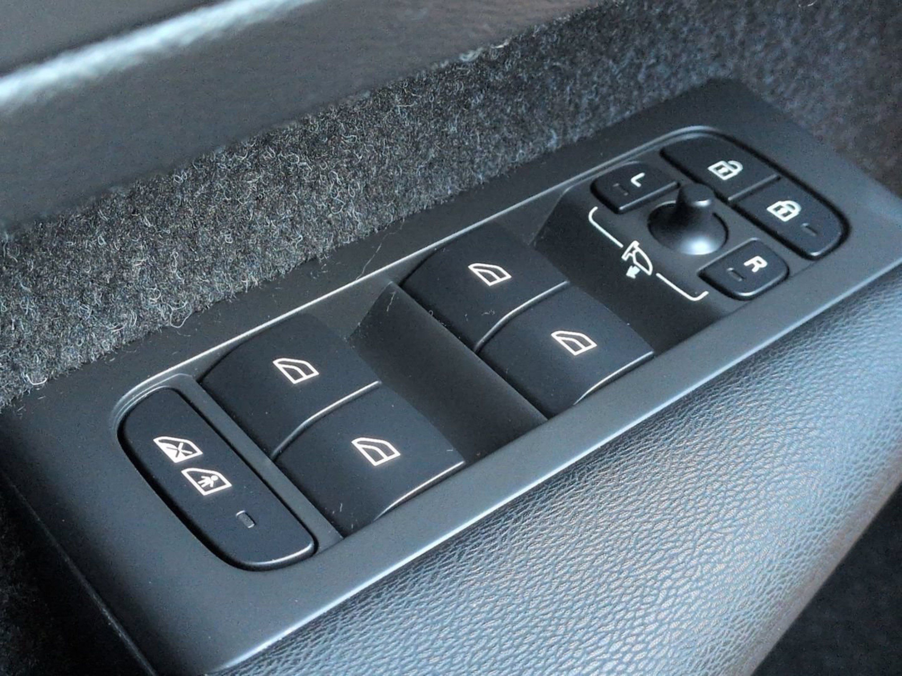 Used 2021 Volvo XC40 T5 Momentum AWD/4WD image 28