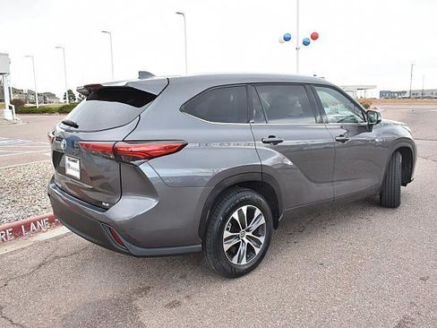 Used 2022 Toyota Highlander XLE image 6