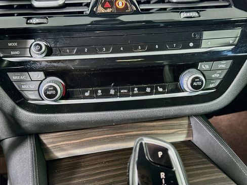 Used 2022 BMW M550i xDrive AWD/4WD image 24