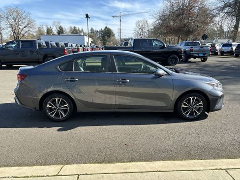 Used 2023 Kia Forte LXS image 4