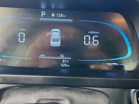 Certified 2025 Hyundai Elantra SE FWD image 12