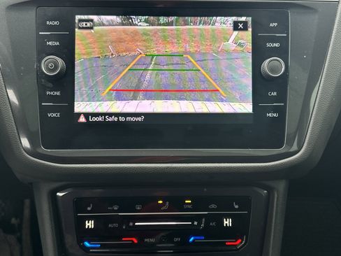 Used 2022 Volkswagen Tiguan SE image 31