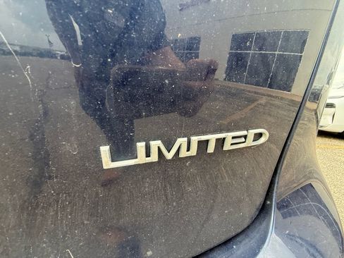 Used 2018 Chrysler Pacifica Limited FWD image 30