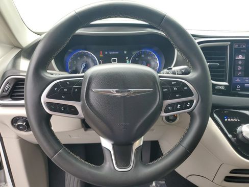 Used 2023 Chrysler Pacifica Touring-L FWD image 12