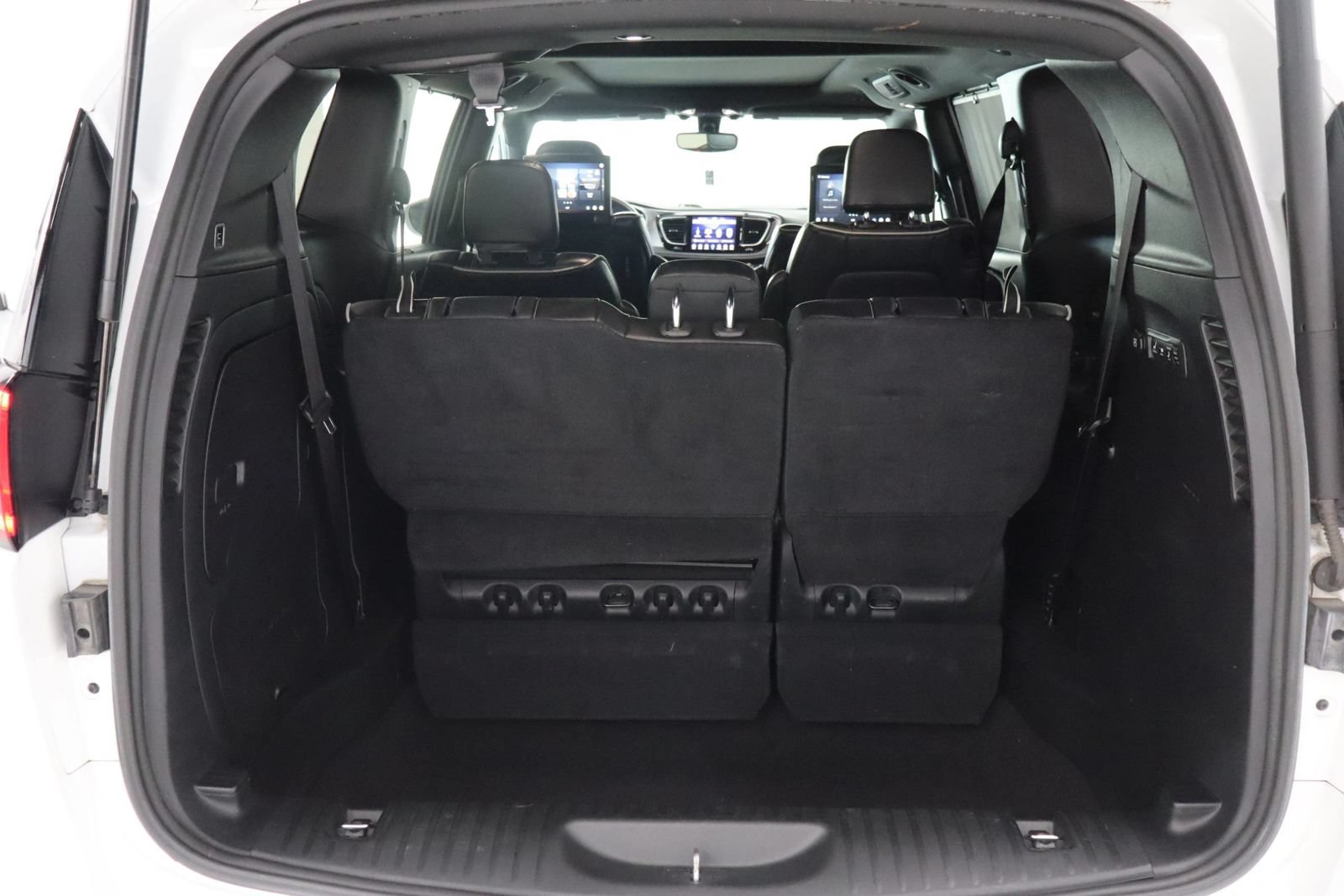 Used 2018 Chrysler Pacifica Limited w/ S Appearance Package FWD image 12