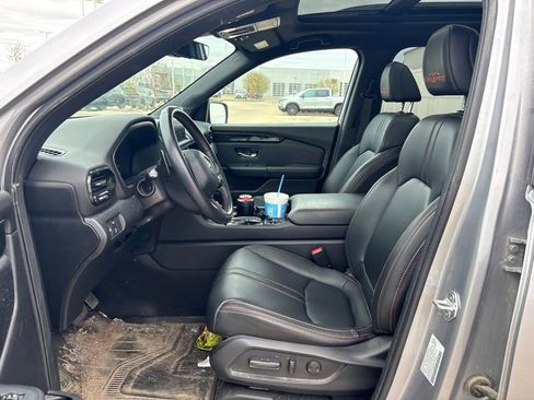 Used 2025 Honda Pilot TrailSport image 11