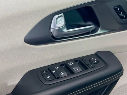 Used 2023 Chrysler Pacifica Touring-L FWD image 16